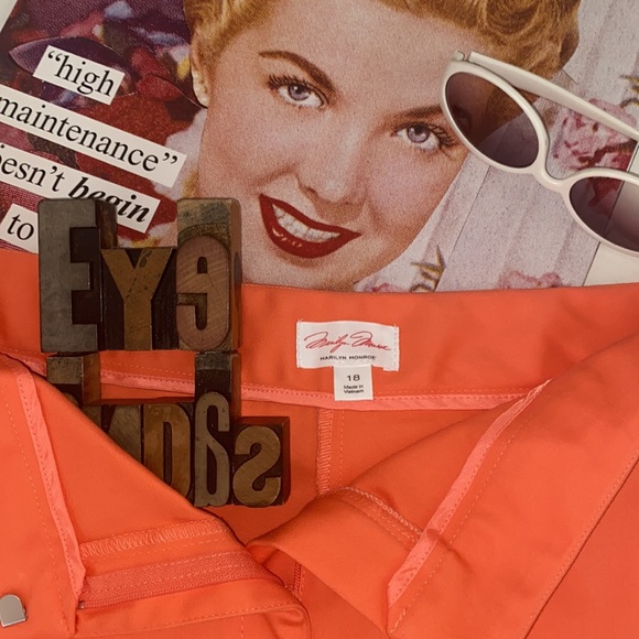 🆕MARILYN MONROE Girly Pin Up Nautical⚓️ Shorts in Chinese Coral - Picture 4 of 8